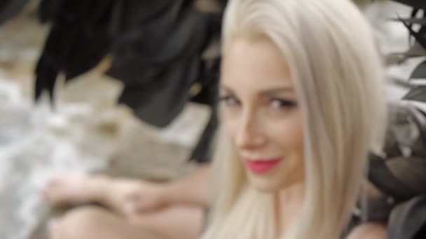 Női modell egy szárnyas angyal képére — Stock videók