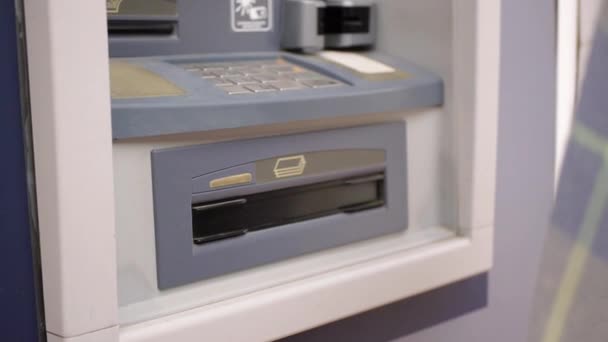 Frau benutzt Geldautomaten, um an Geld zu kommen. — Stockvideo