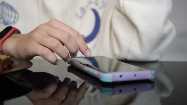 Mujer joven usando la aplicación en el teléfono celular en casa — Vídeos de Stock