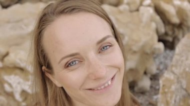 Bir kadın modelin portresi.