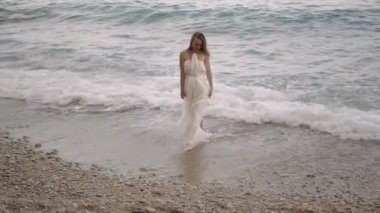 Kanatlı bir melek suretinde kadın model.