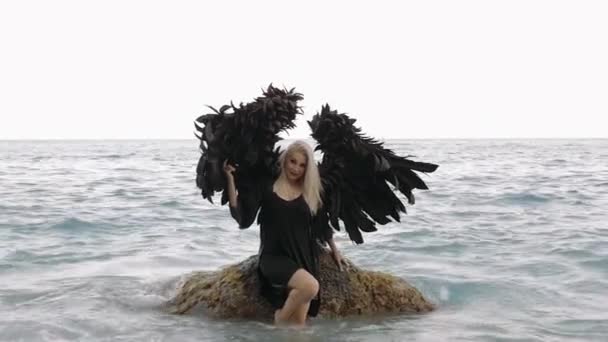 천사의 형상으로 나타나는 여성 모델들 — 비디오