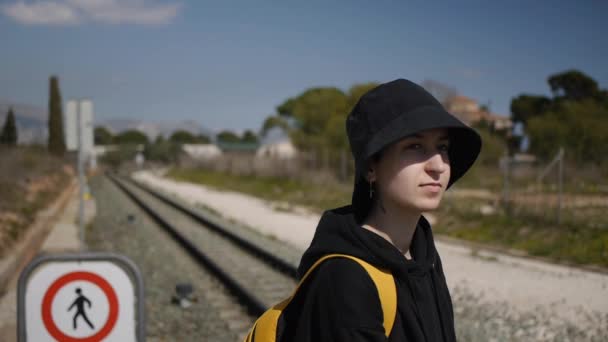 Дівчинка-підліток біля залізниці — стокове відео