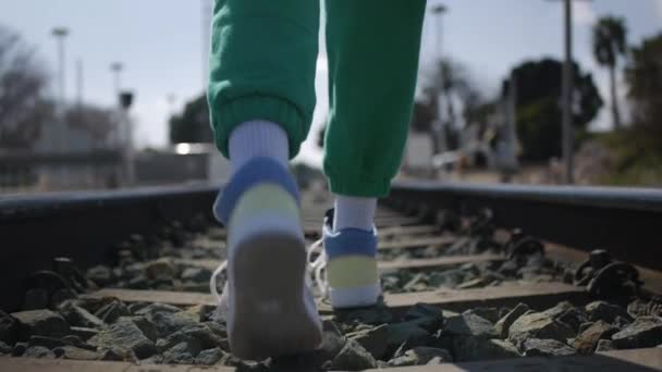 Um adolescente nas trilhas ferroviárias — Vídeo de Stock