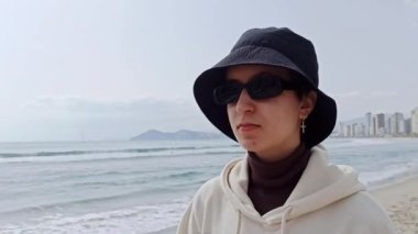 Sahilde genç bir kızın portresi