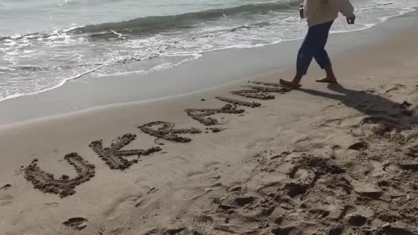 Scrittura parola Ucraina nella sabbia — Video Stock