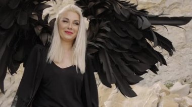 Kanatlı bir melek suretinde kadın model.