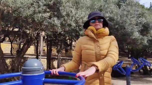 Mujer joven haciendo ejercicios físicos en el parque infantil. — Vídeo de stock