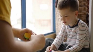 Çocuk babasıyla oynuyor..