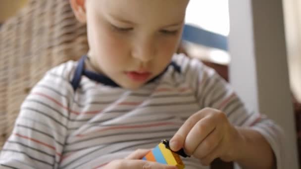 Gry Dziecko odgrywa klocków gry — Wideo stockowe