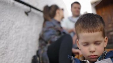 Aile birlikte vakit geçiriyor.