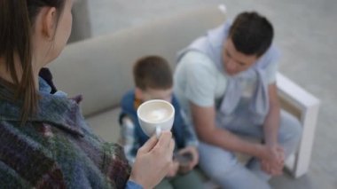 Aile birlikte vakit geçiriyor.