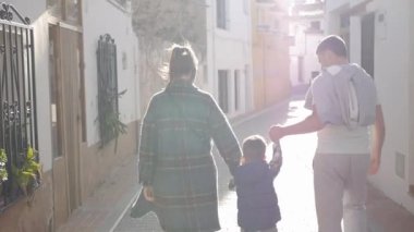 Aile birlikte vakit geçiriyor.