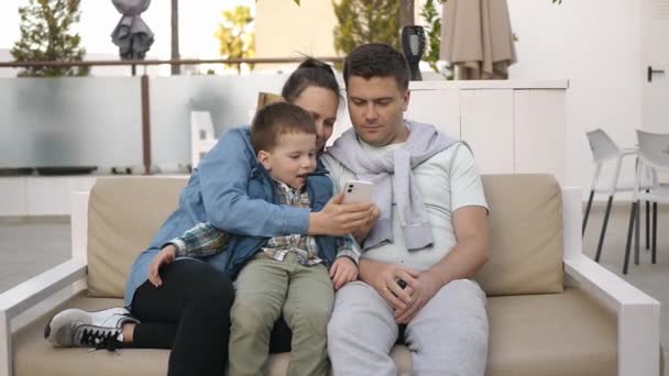 Familie tilbringer tid sammen – Stock-video