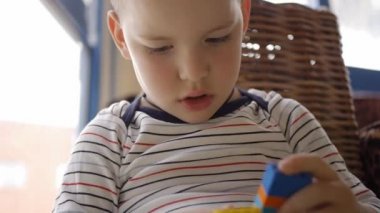 Çocuk yapı blokları oyunu oynuyor