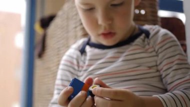 Çocuk yapı blokları oyunu oynuyor