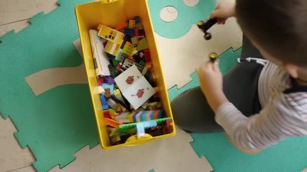 Niño jugando bloques de construcción juego — Vídeos de Stock