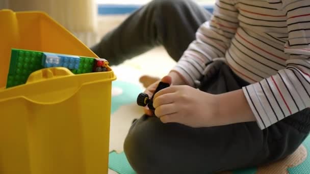 Gyermek építőkocka játék — Stock videók