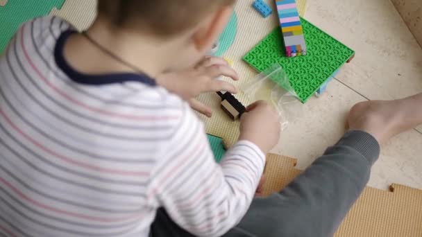 아이들 이 벽돌 놀이를 하는 모습 — 비디오