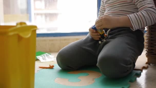 Çocuk yapı blokları oyunu oynuyor — Stok video