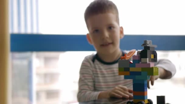 Child playing building blocks game — Stock Video