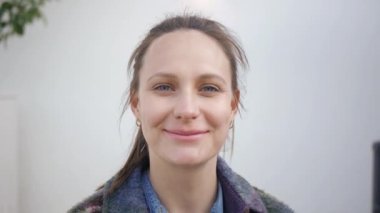 genç bir beyaz kadın portresi