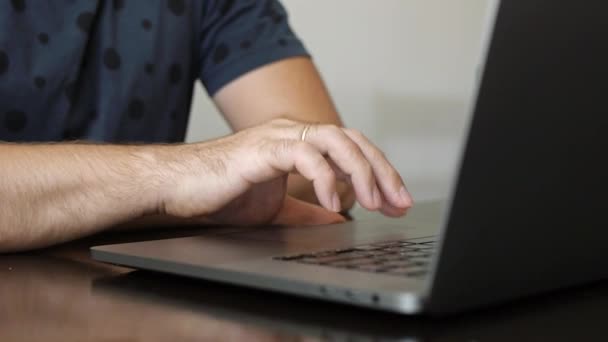 Ein Mann arbeitet in einem Café an einem Laptop — Stockvideo