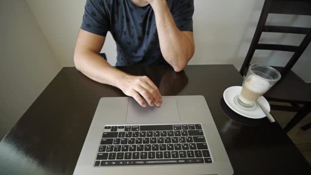 Bir adam kafede dizüstü bilgisayarda çalışıyor. — Stok video