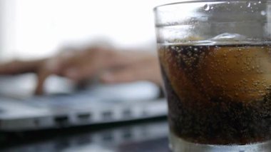 Bir kız kafede dizüstü bilgisayarda çalışıyor.