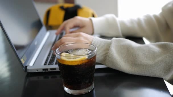 Dziewczyna pracuje na laptopie w kawiarni. — Wideo stockowe