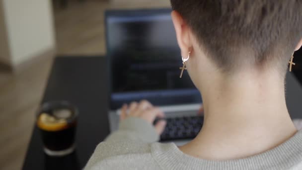 Ein Mädchen arbeitet an einem Laptop in einem Café — Stockvideo