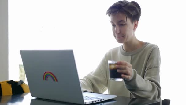 Bir kız kafede dizüstü bilgisayarda çalışıyor. — Stok video