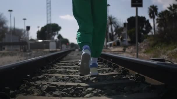 Підліток на залізничній колії — стокове відео