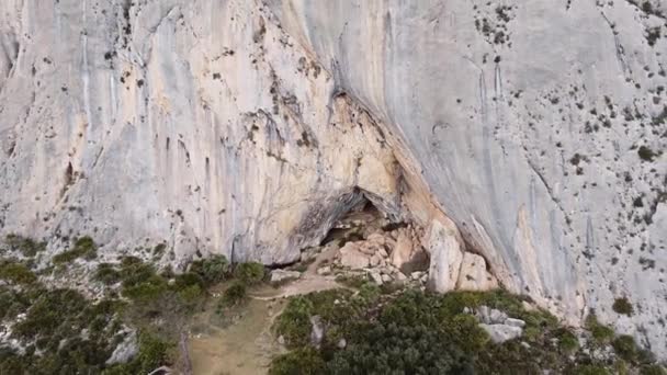 Entrance to a cave in the mountains. — Vídeo de stock