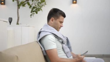 Akıllı telefon kullanan adam