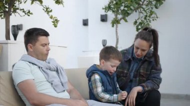 Aile birlikte vakit geçiriyor.