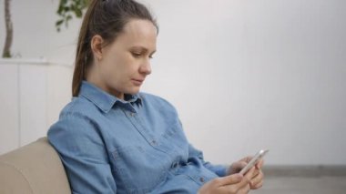 Akıllı telefon kullanan kadın
