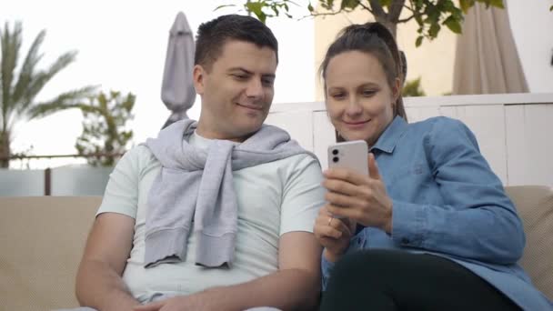Mężczyzna i kobieta korzystanie smartphone — Wideo stockowe
