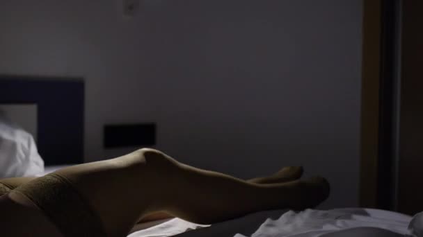 Vrouwelijke benen in beige kousen — Stockvideo