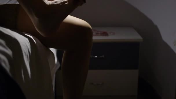 Frauenbeine in beigen Strümpfen — Stockvideo