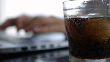 Bir kız kafede dizüstü bilgisayarda çalışıyor.