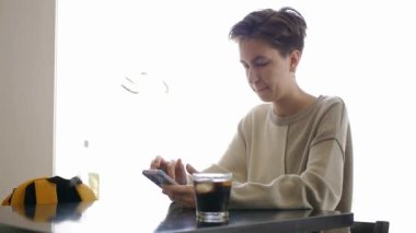 Kafede telefon kullanan bir kız.