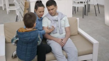 Aile birlikte vakit geçiriyor.