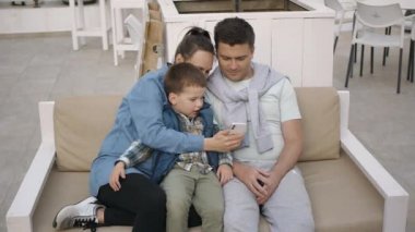 Aile birlikte vakit geçiriyor.