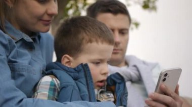 Aile birlikte vakit geçiriyor.