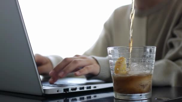 Une fille travaille sur un ordinateur portable dans un café — Video