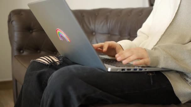 Una chica trabaja en un portátil en un café — Vídeos de Stock