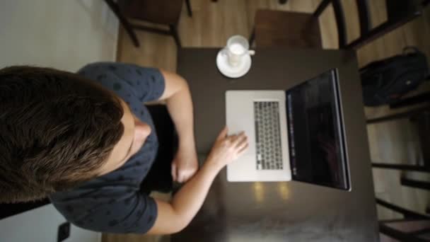 Muž pracuje na laptopu v kavárně — Stock video