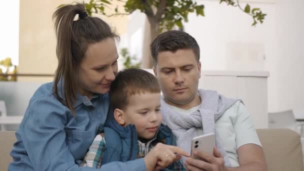 Familie verbringt Zeit miteinander — Stockvideo