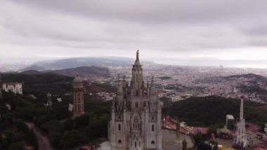Tibidabo, Barcelona 'nın hava görüntüsü.